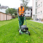 Marlon Komar beim Rasenmähen