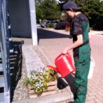 Leon Mayer beim Blumen gießen