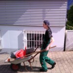 Leon Mayer mit dem Schubkarren