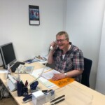 Daniel Wunder am Telefon Daniel Wunder telefoniert im buero