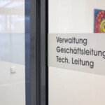 Eingangstür Verwaltung Türöffner Verwaltung, Geschaeftsleitung, Technische Leitung