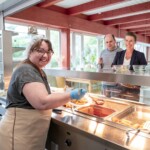 Miroslava Cesnak schöpft Tomatensoße für Cyra Scharnberger und Daniel Graf-Eisen Miroslava Cesnak schöpft Tomatensoße für Cyra Scharnberger und Daniel Graf-Eisen