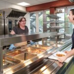 Miroslava Cesnak nimmt Essenswünsche von Kathrin Usenko entgegen