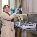 Miroslava Cesnak an der Spülmaschine