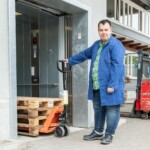 Thimo Jäger vor dem Lager Thimo Jäger vor dem Lager
