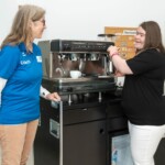 Marie-Donie Quaring und Alexandra Herzog beim Kaffee machen